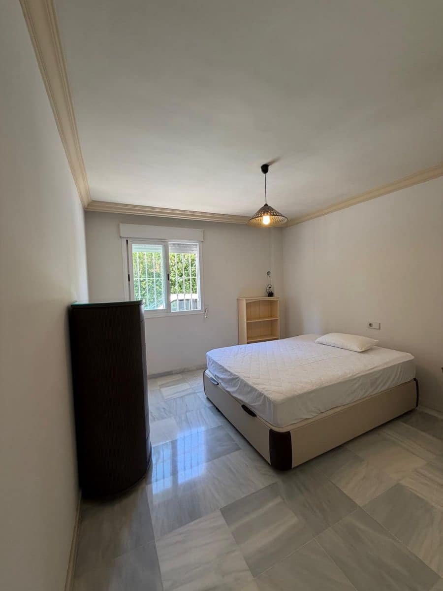 Apartamento de 2 habitaciones en Marbella en alquiler con piscina garaje - 2.600 € (Ref: 9952802)