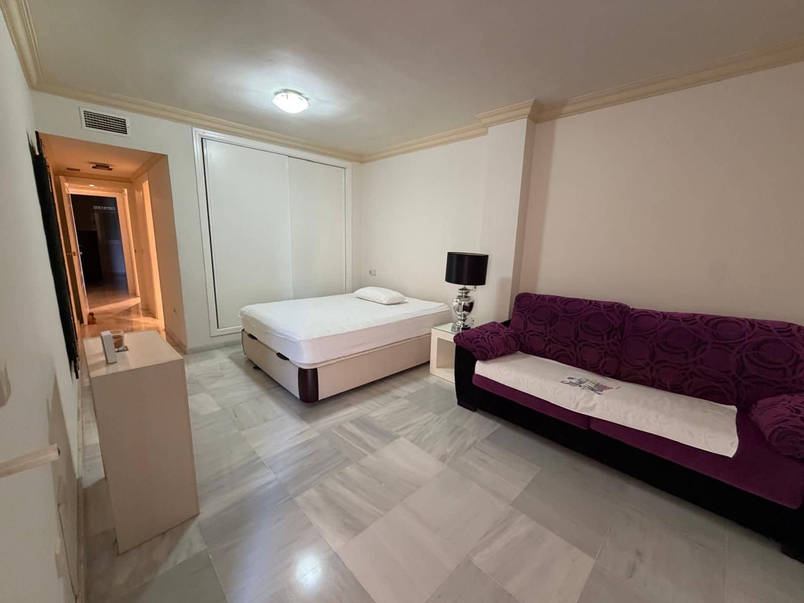 Apartamento de 2 habitaciones en Marbella en alquiler con piscina garaje - 2.600 € (Ref: 9952802)