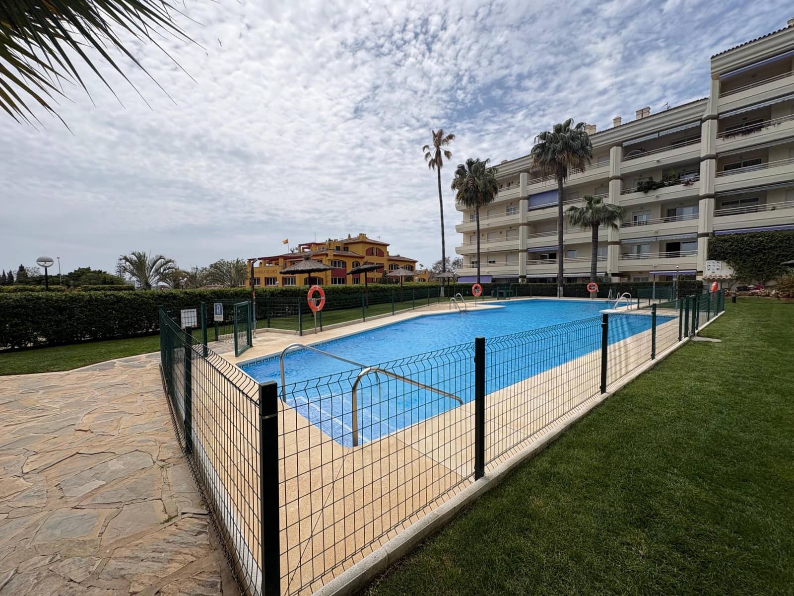 Appartement de 2 chambres à louer à Marbella avec piscine garage - 2 400 € (Ref: 9952802)