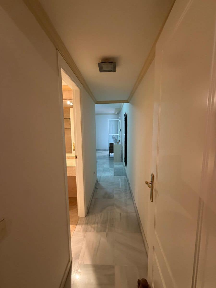 Appartement de 2 chambres à louer à Marbella avec piscine garage - 2 400 € (Ref: 9952802)