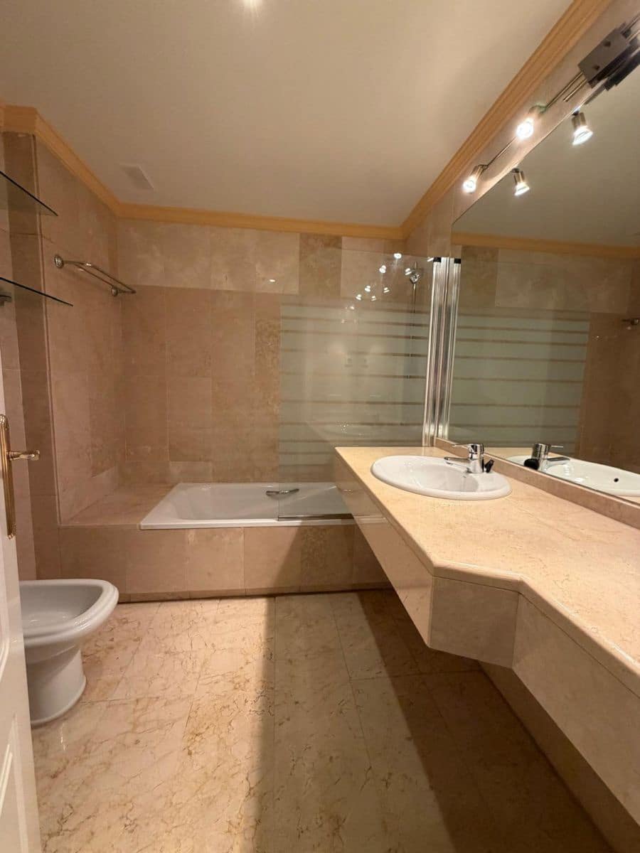 Appartement de 2 chambres à louer à Marbella avec piscine garage - 2 400 € (Ref: 9952802)