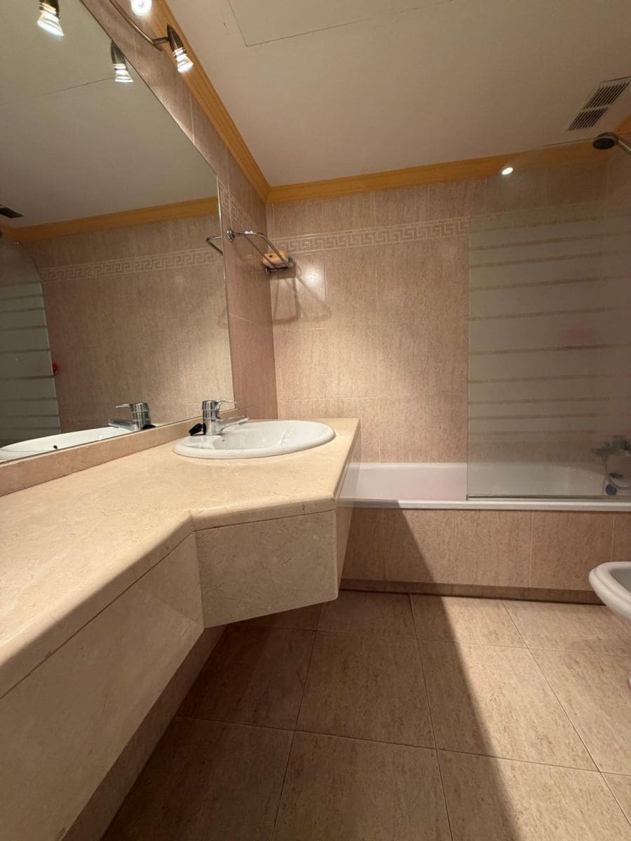 Appartement de 2 chambres à louer à Marbella avec piscine garage - 2 400 € (Ref: 9952802)