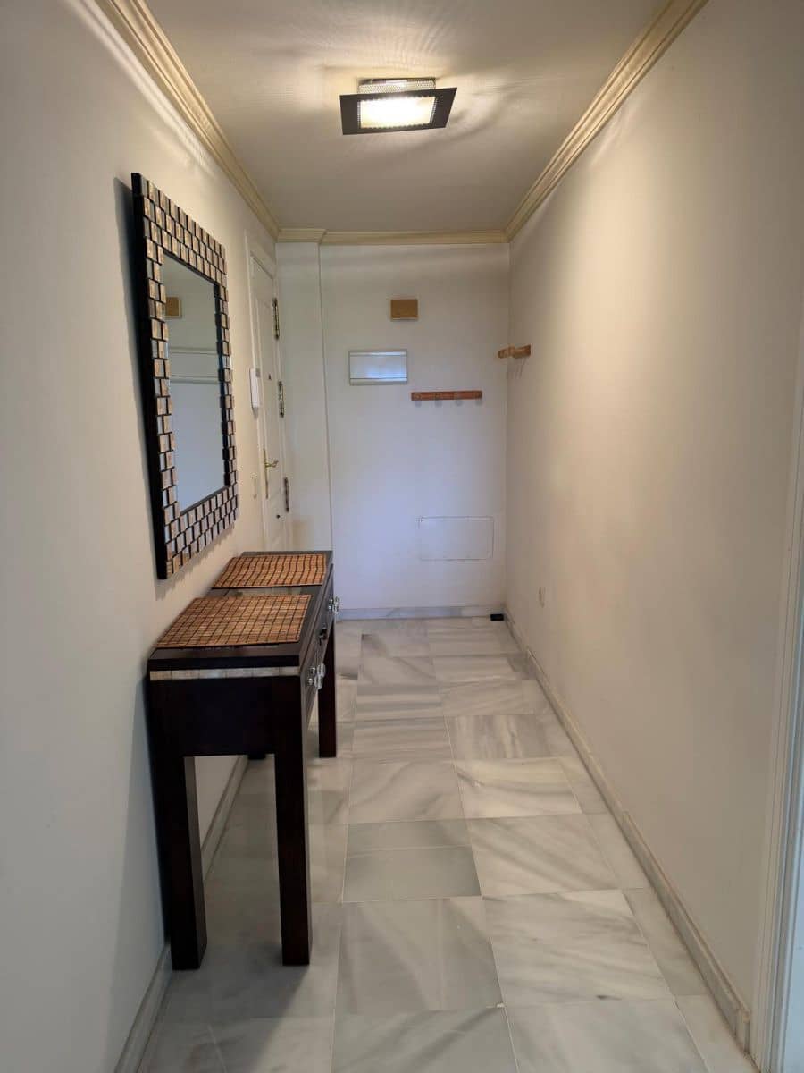 Appartement de 2 chambres à louer à Marbella avec piscine garage - 2 400 € (Ref: 9952802)