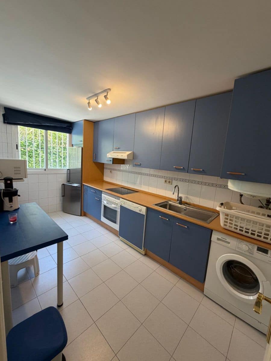 Appartement de 2 chambres à louer à Marbella avec piscine garage - 2 400 € (Ref: 9952802)