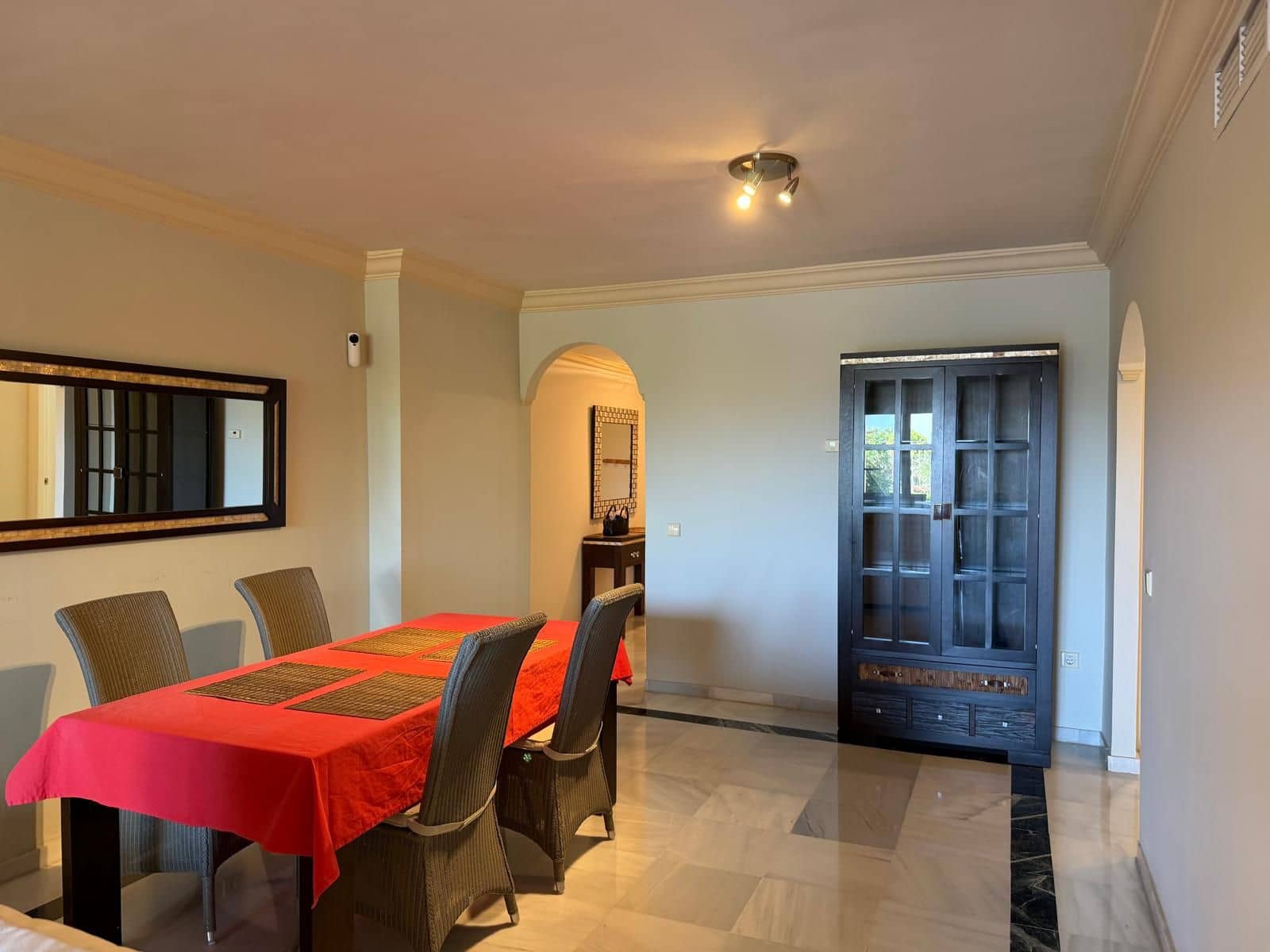 Appartement de 2 chambres à louer à Marbella avec piscine garage - 2 400 € (Ref: 9952802)