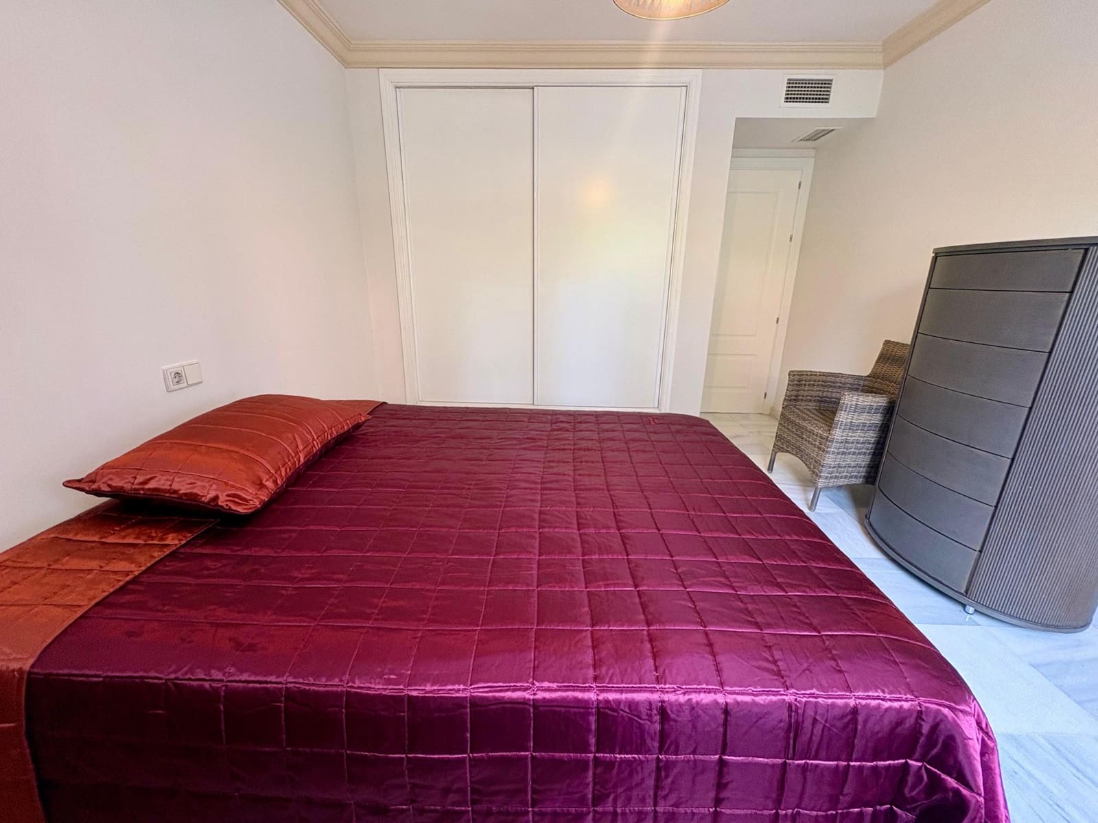 Appartement de 2 chambres à louer à Marbella avec piscine garage - 2 400 € (Ref: 9952802)