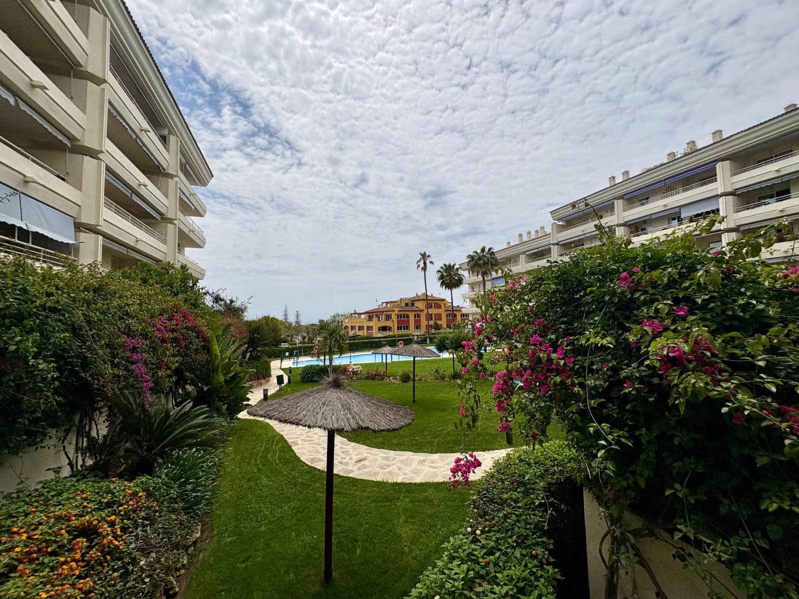 Appartement de 2 chambres à louer à Marbella avec piscine garage - 2 400 € (Ref: 9952802)
