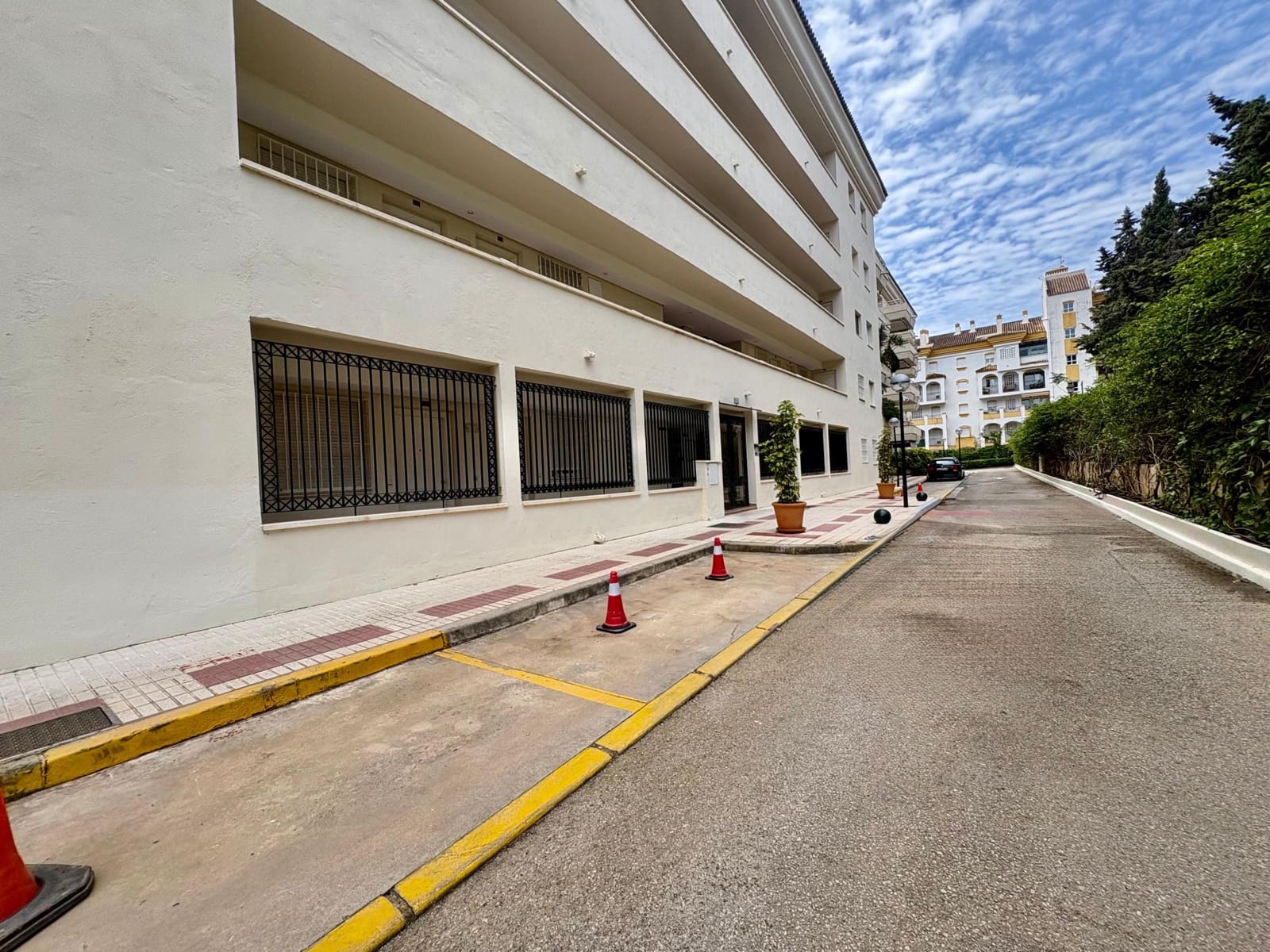 Appartement de 2 chambres à louer à Marbella avec piscine garage - 2 400 € (Ref: 9952802)