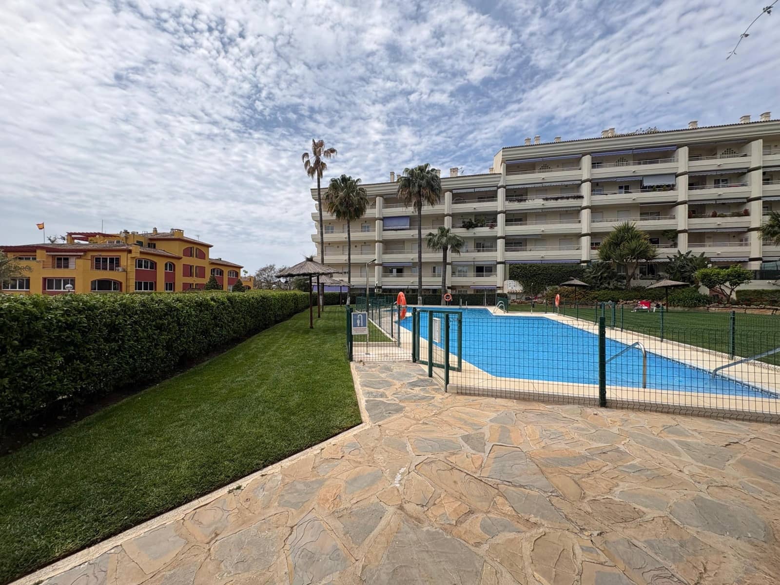 Appartement de 2 chambres à louer à Marbella avec piscine garage - 2 400 € (Ref: 9952802)