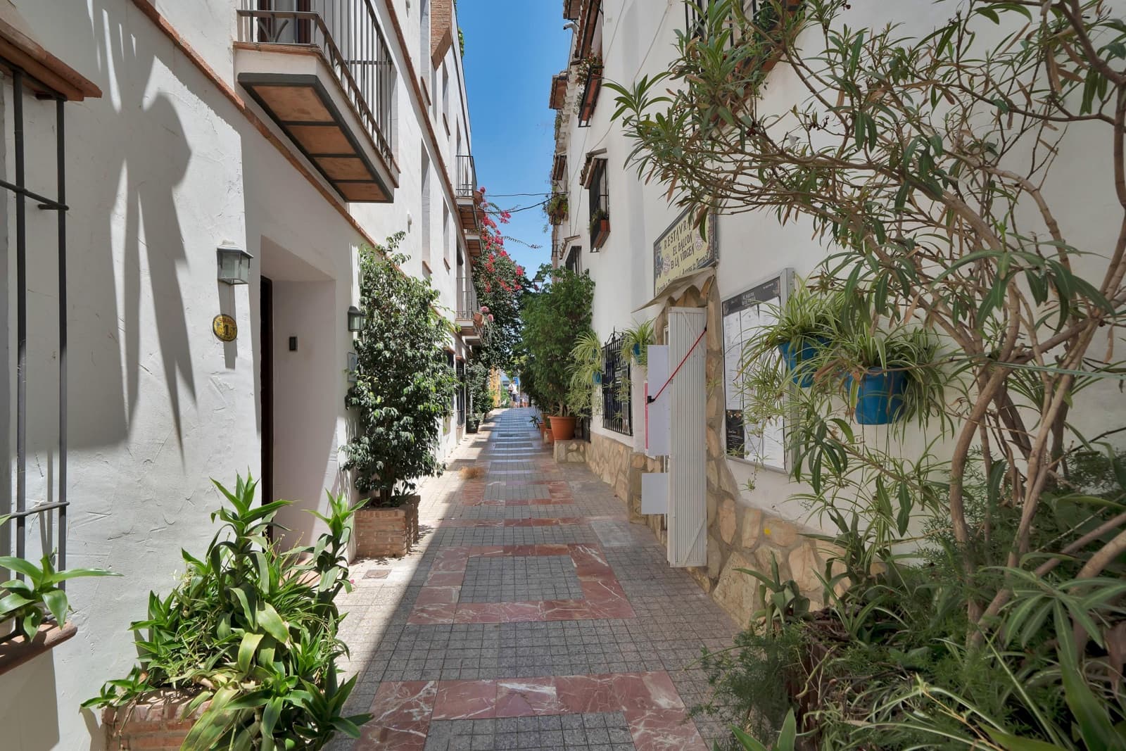 4 slaapkamer Hotel te koop in Marbella - € 3.500.000 (Ref: 9963325)