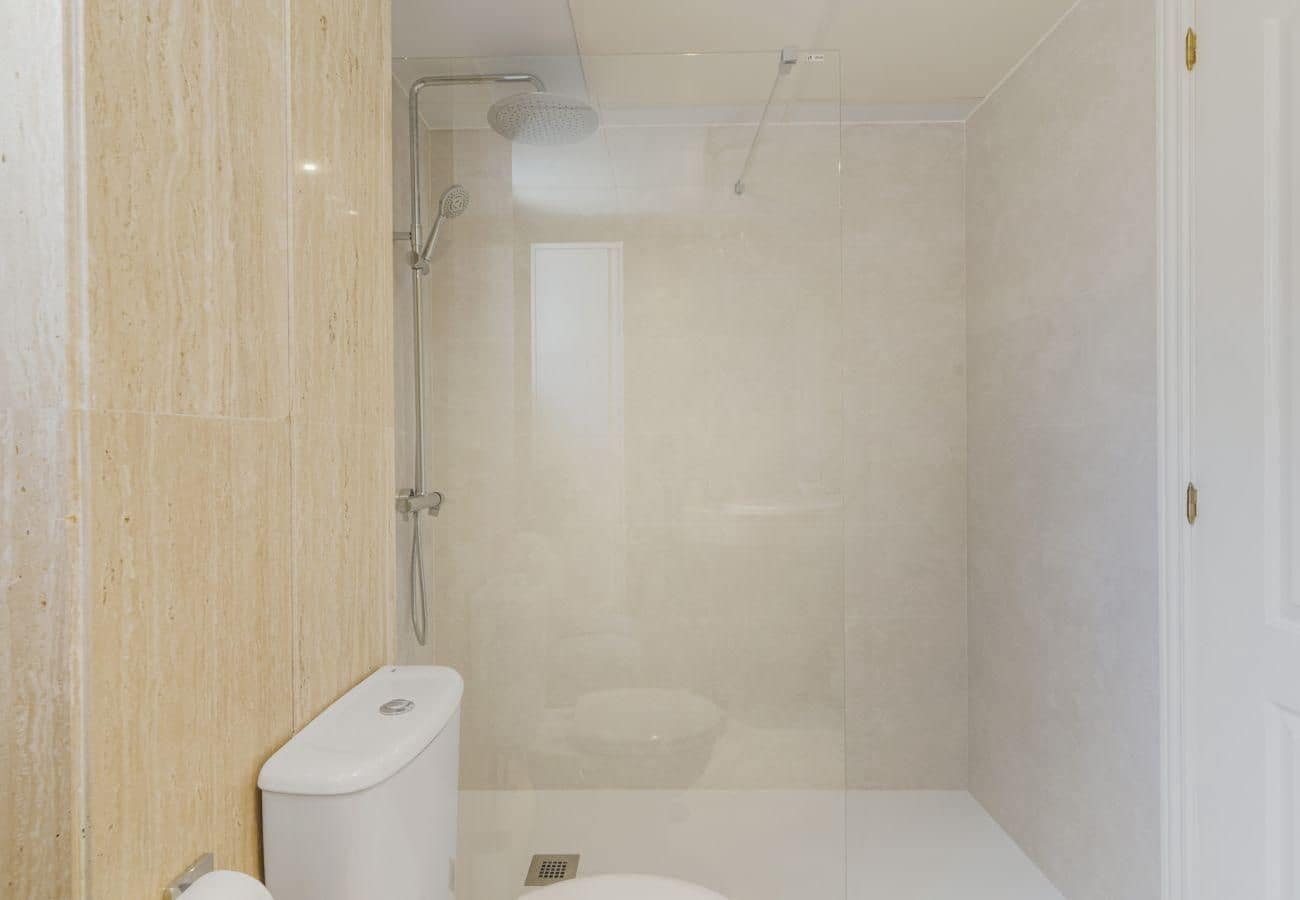 2 bedroom Apartment for rent in Marbella with pool garage - € 1,900 (Ref: 9966797)