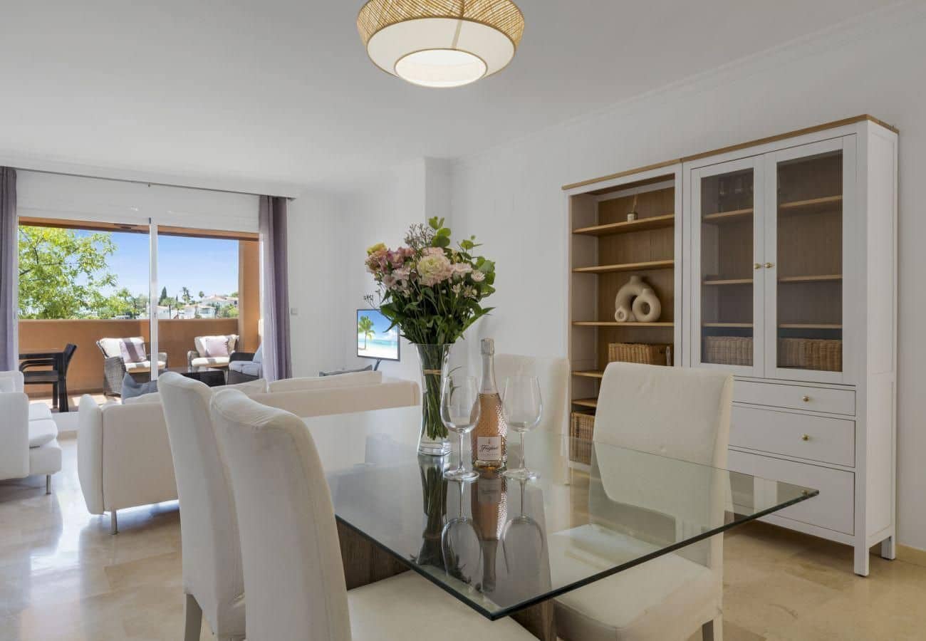 2 bedroom Apartment for rent in Marbella with pool garage - € 1,900 (Ref: 9966797)