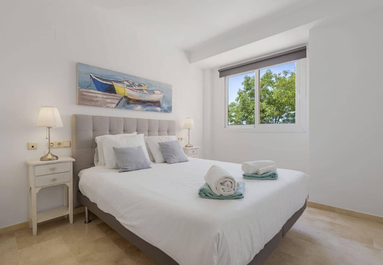 2 bedroom Apartment for rent in Marbella with pool garage - € 1,900 (Ref: 9966797)