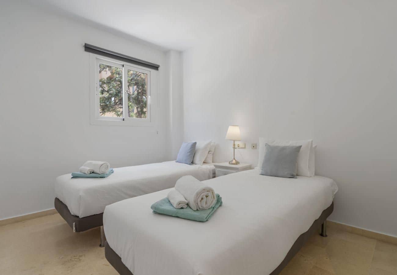 2 bedroom Apartment for rent in Marbella with pool garage - € 1,900 (Ref: 9966797)