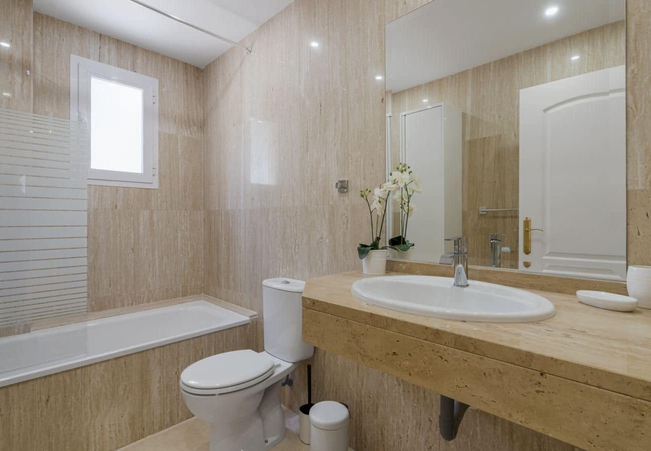 2 bedroom Apartment for rent in Marbella with pool garage - € 1,900 (Ref: 9966797)