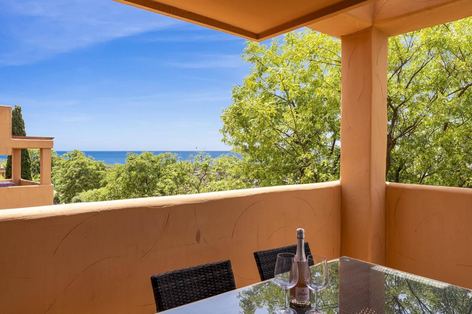 2 bedroom Apartment for rent in Marbella with pool garage - € 1,900 (Ref: 9966797)