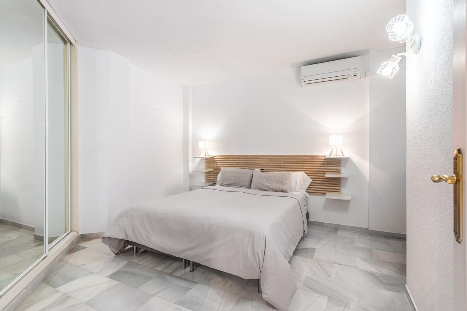 2 bedroom Apartment for sale in Sitio de Calahonda with pool - € 359,000 (Ref: 9973519)