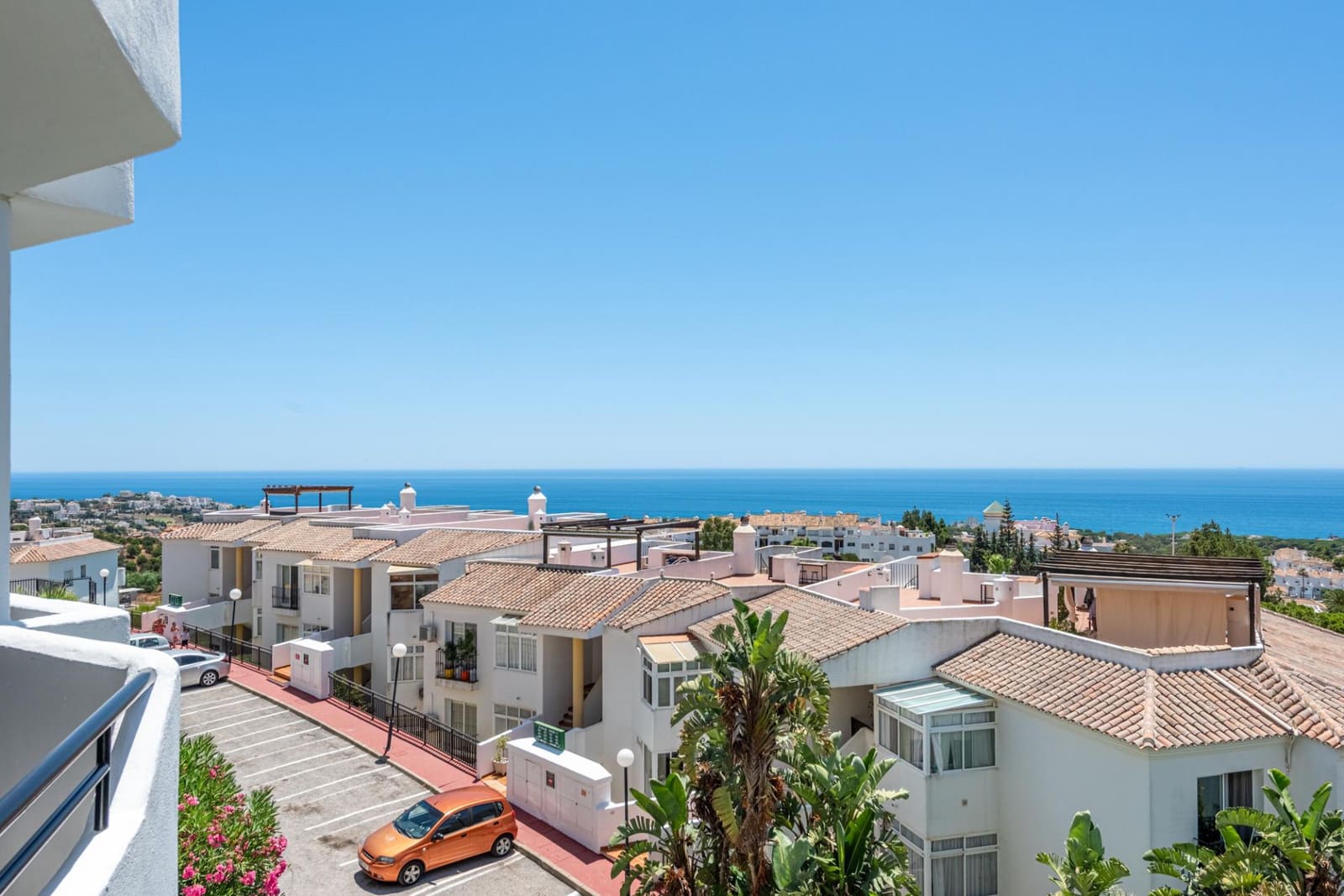 2 bedroom Apartment for sale in Sitio de Calahonda with pool - € 359,000 (Ref: 9973519)