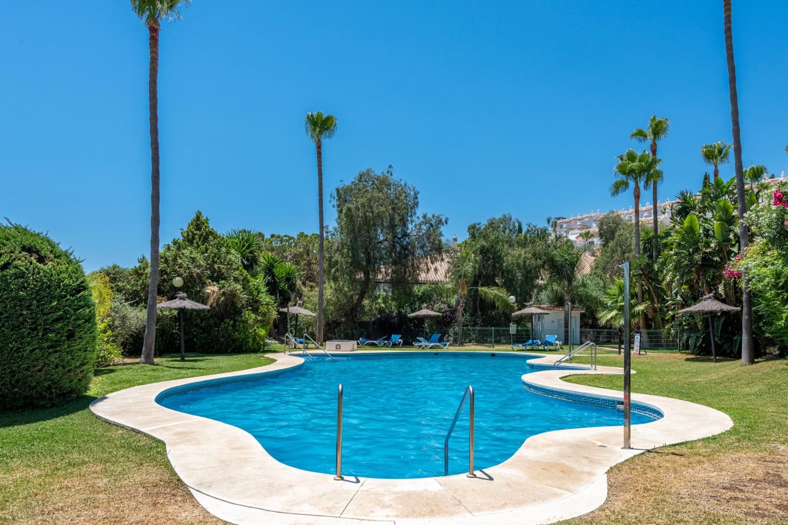 2 bedroom Apartment for sale in Sitio de Calahonda with pool - € 359,000 (Ref: 9973519)