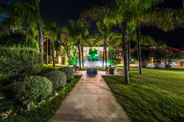 Chalet de 6 habitaciones en Guadalmina Alta, Marbella en venta con piscina - 8.950.000 € (Ref: 9977481)