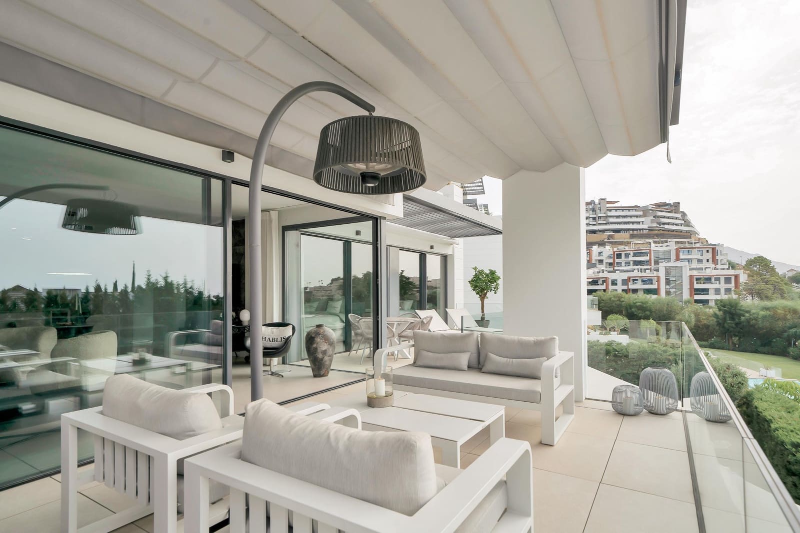 2 soverom Leilighet til salgs i La Quinta med svømmebasseng garasje - € 799 000 (Ref: 9986987)