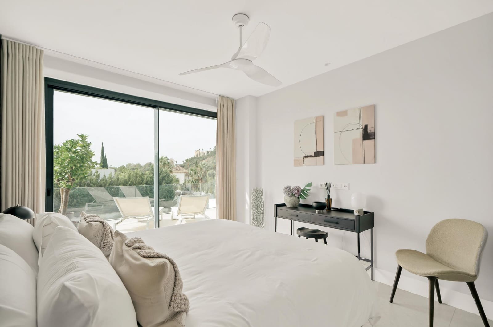 2 soverom Leilighet til salgs i La Quinta med svømmebasseng garasje - € 799 000 (Ref: 9986987)