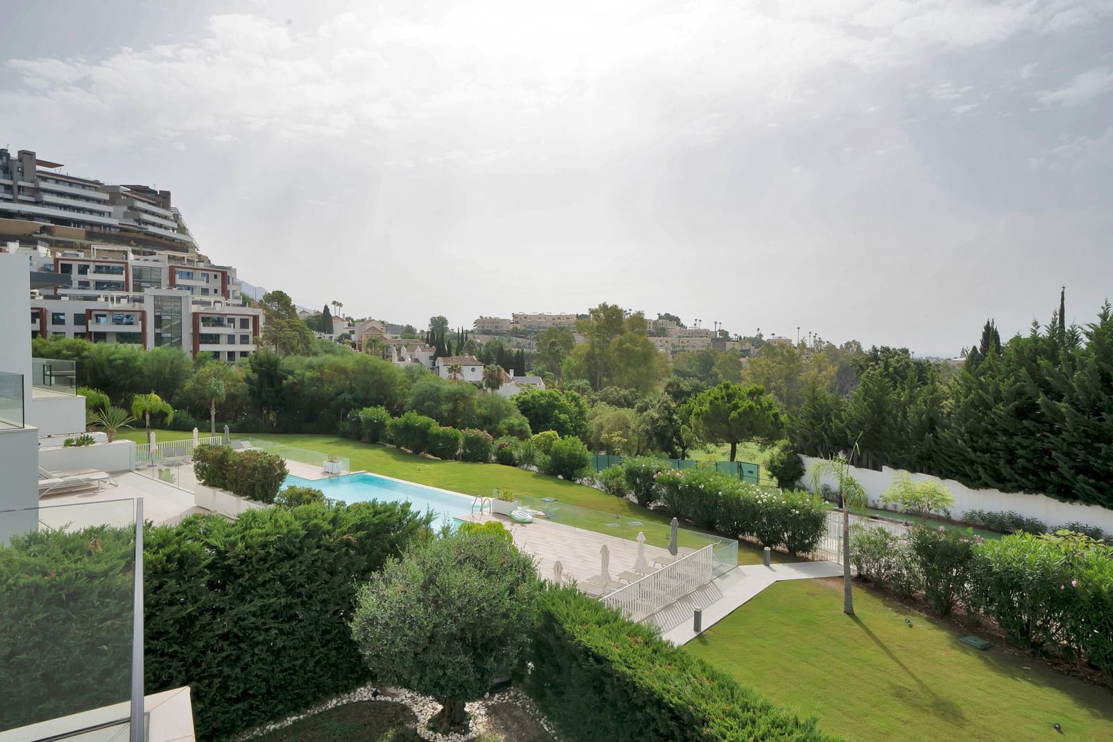 2 soverom Leilighet til salgs i La Quinta med svømmebasseng garasje - € 799 000 (Ref: 9986987)