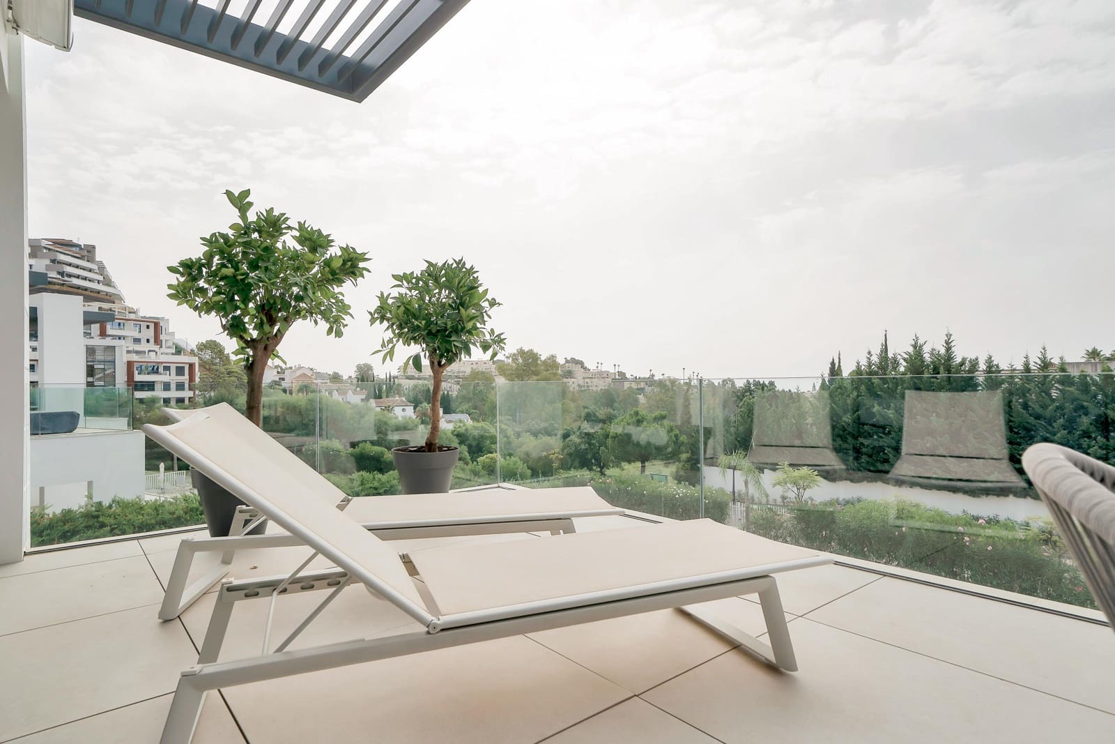 2 soverom Leilighet til salgs i La Quinta med svømmebasseng garasje - € 799 000 (Ref: 9986987)