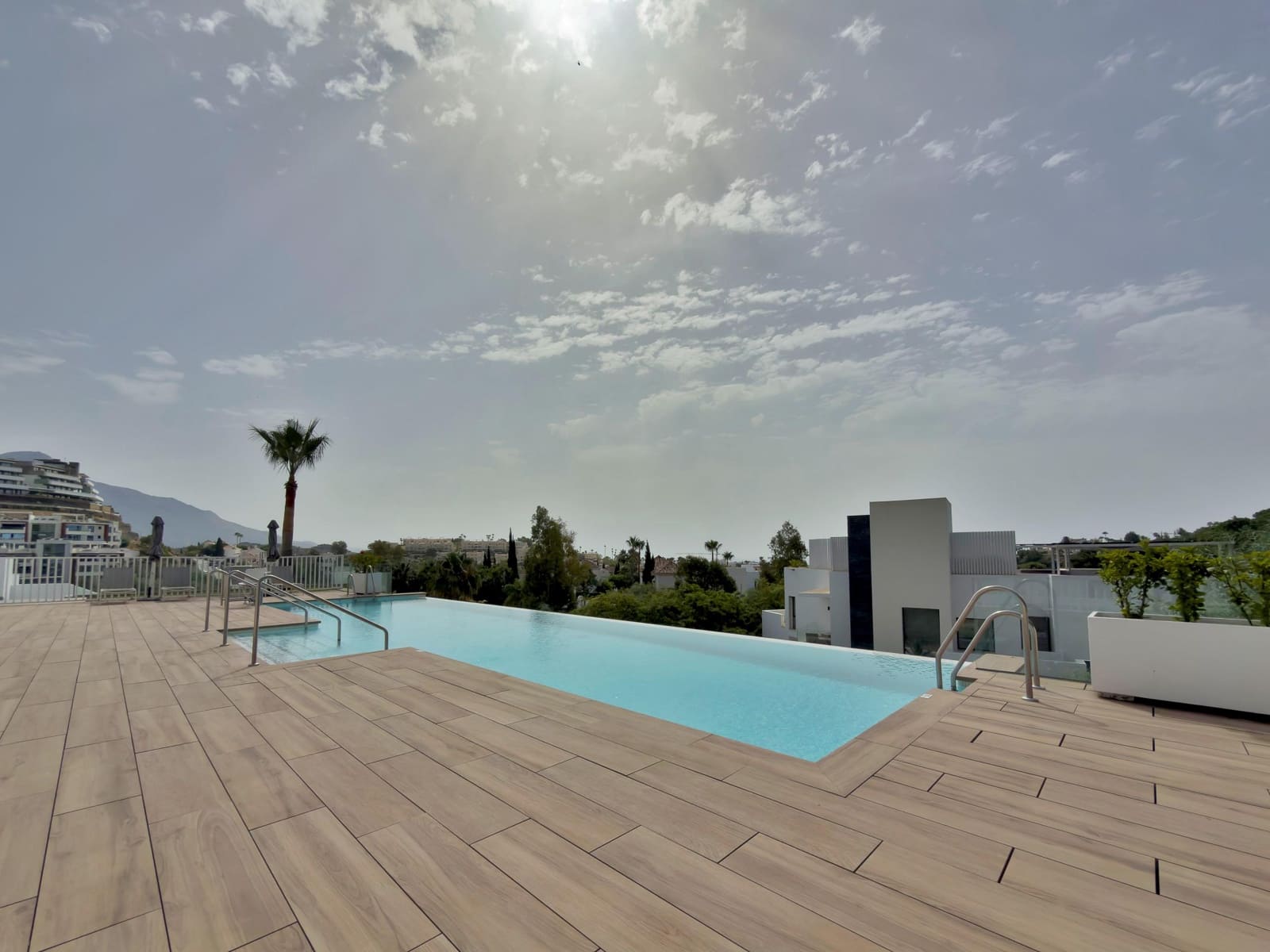 2 soverom Leilighet til salgs i La Quinta med svømmebasseng garasje - € 799 000 (Ref: 9986987)
