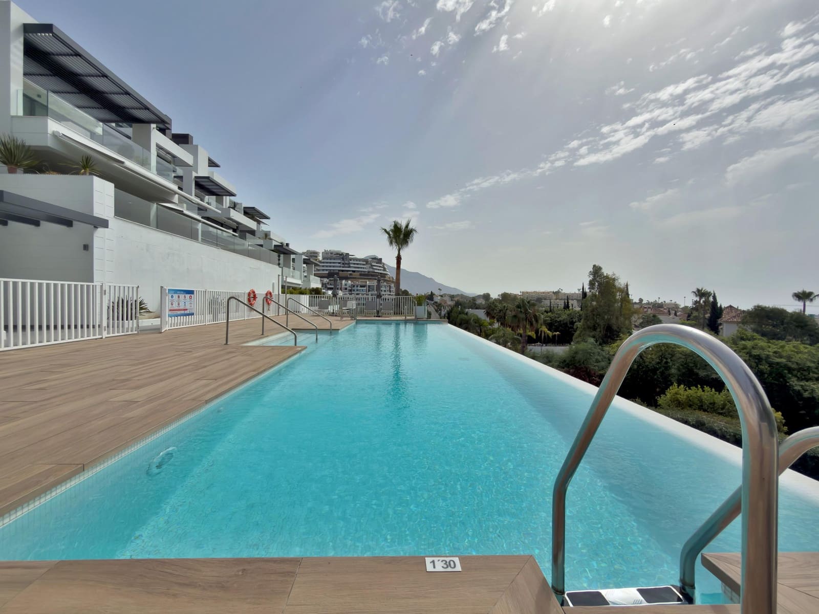2 soverom Leilighet til salgs i La Quinta med svømmebasseng garasje - € 799 000 (Ref: 9986987)