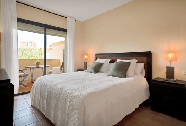 Appartement de 3 chambres à louer à Río Real, Marbella avec piscine garage - 2 000 € (Ref: 9998938)
