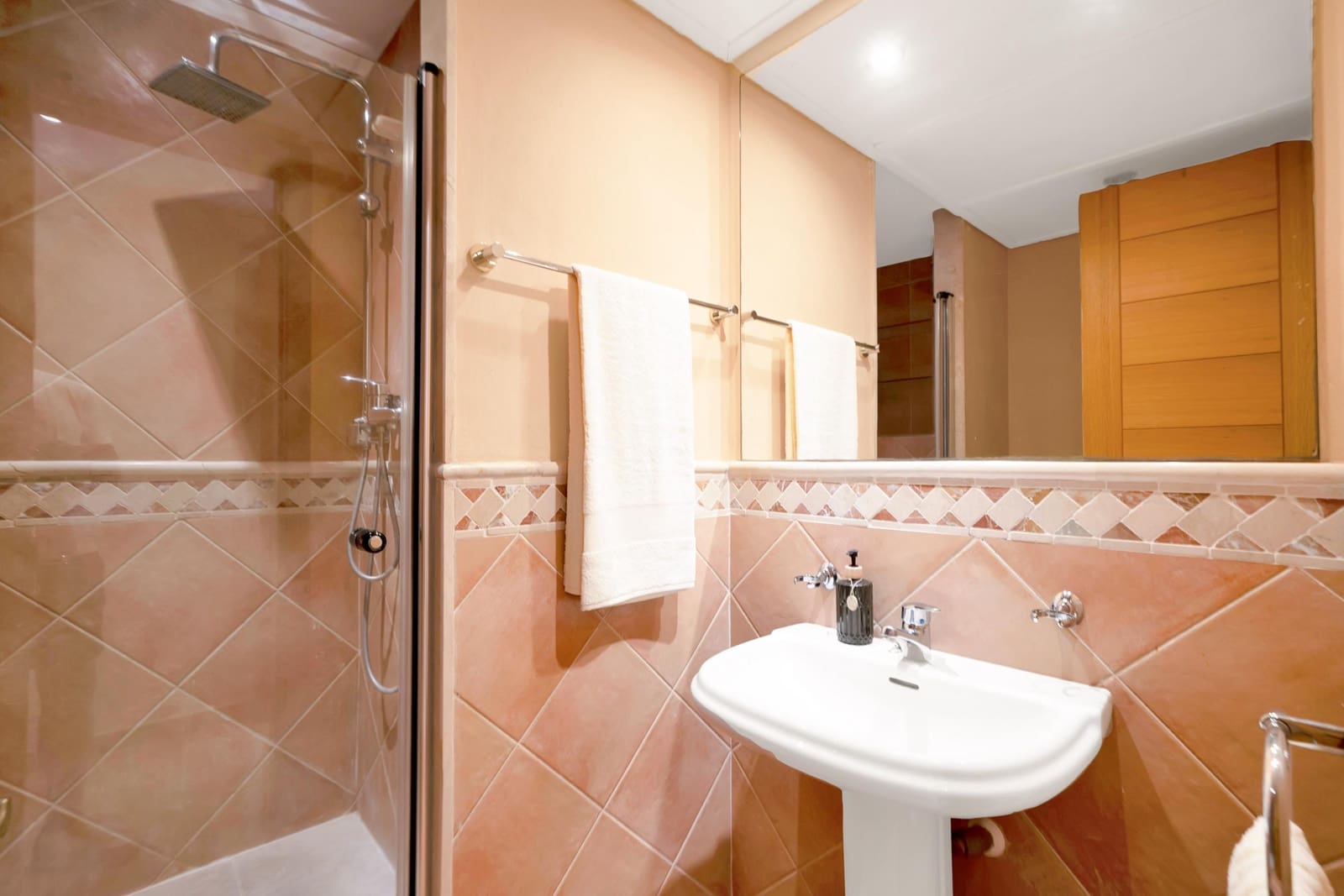 Appartement de 3 chambres à louer à Rio Real avec piscine garage - 2 000 € (Ref: 9998938)