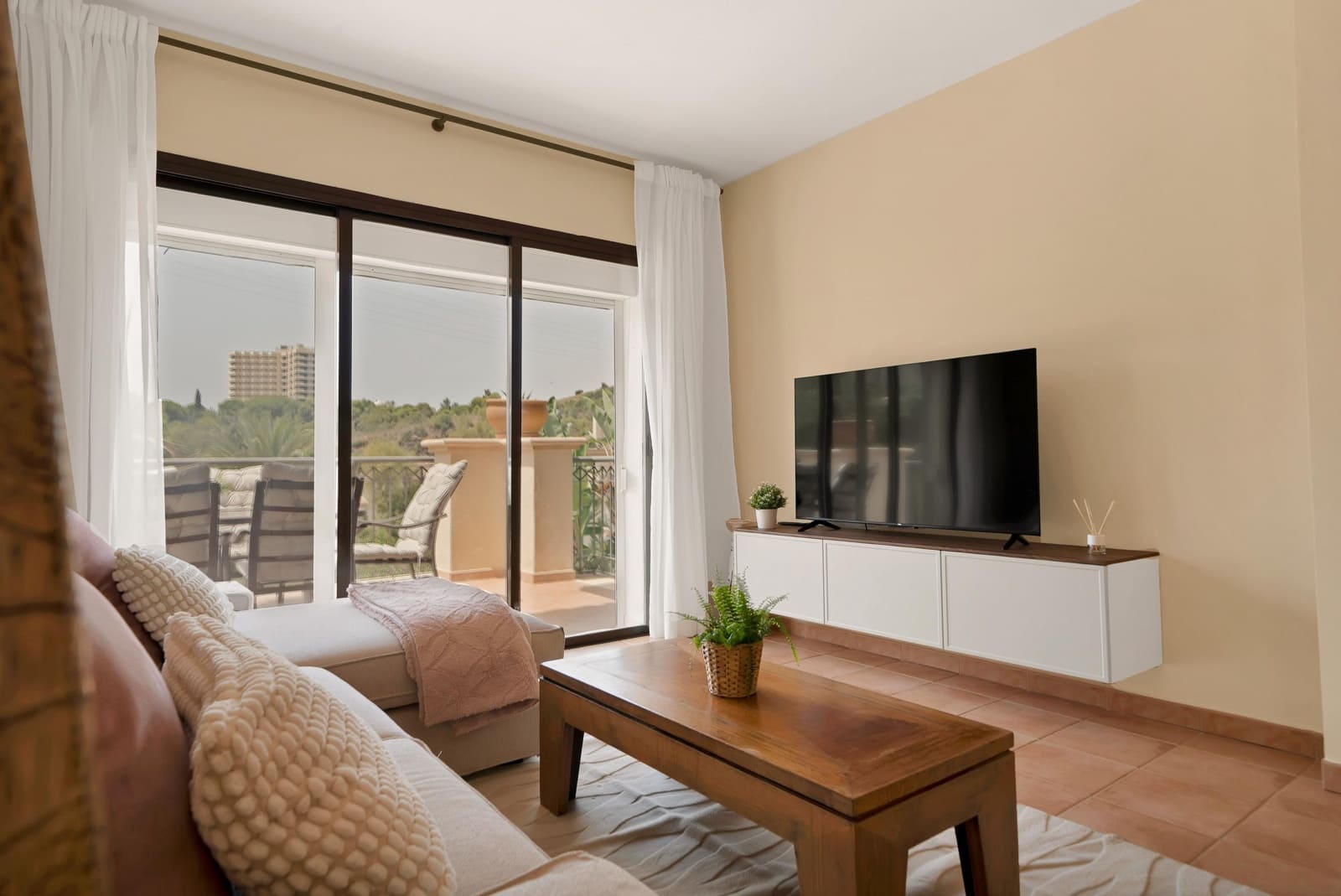 Appartement de 3 chambres à louer à Rio Real avec piscine garage - 2 000 € (Ref: 9998938)
