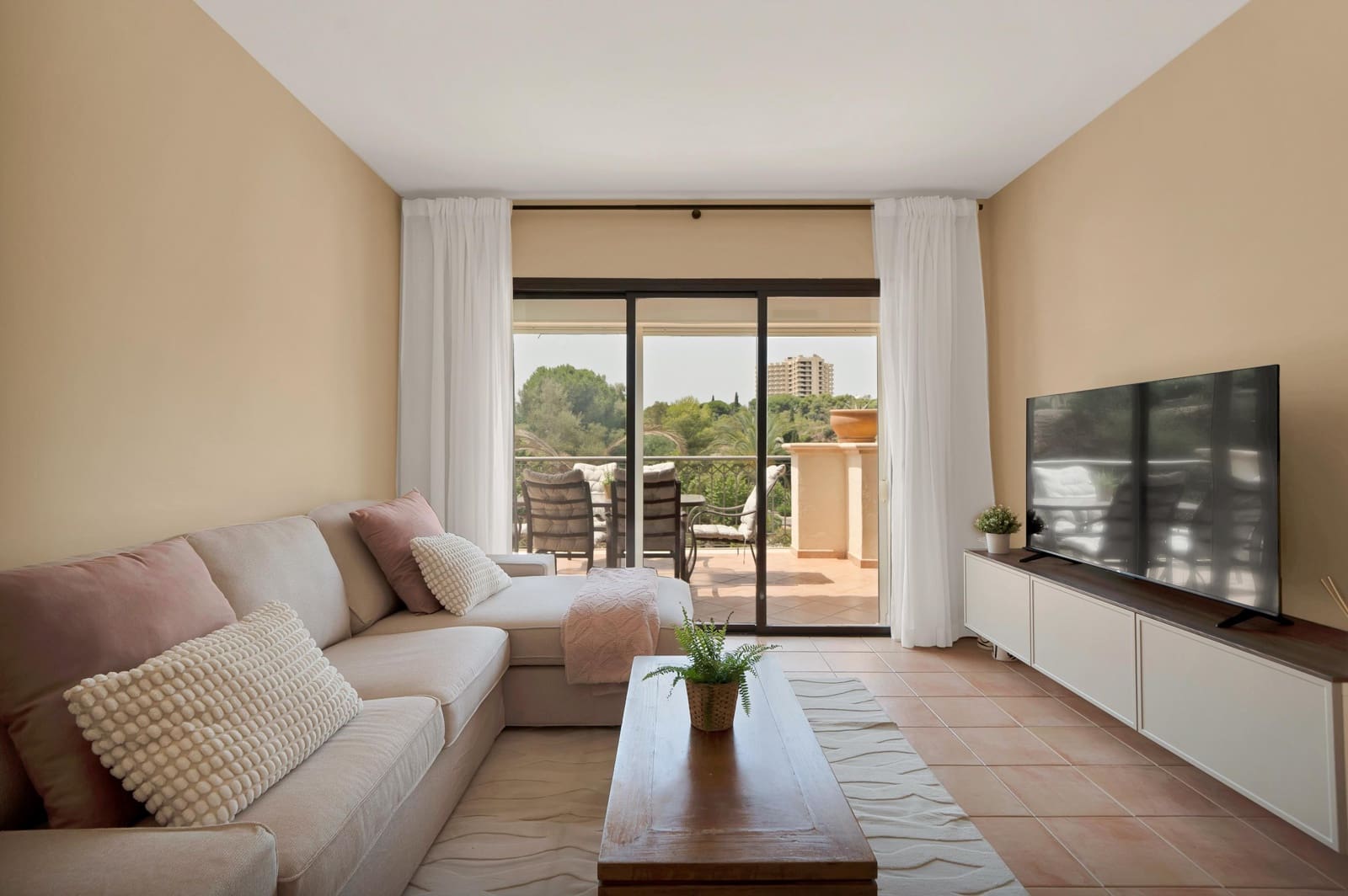 Appartement de 3 chambres à louer à Rio Real avec piscine garage - 2 000 € (Ref: 9998938)