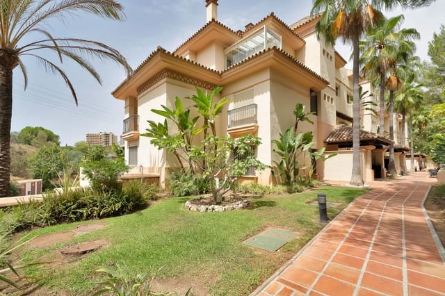 Appartement de 3 chambres à louer à Río Real, Marbella avec piscine garage - 2 000 € (Ref: 9998938)