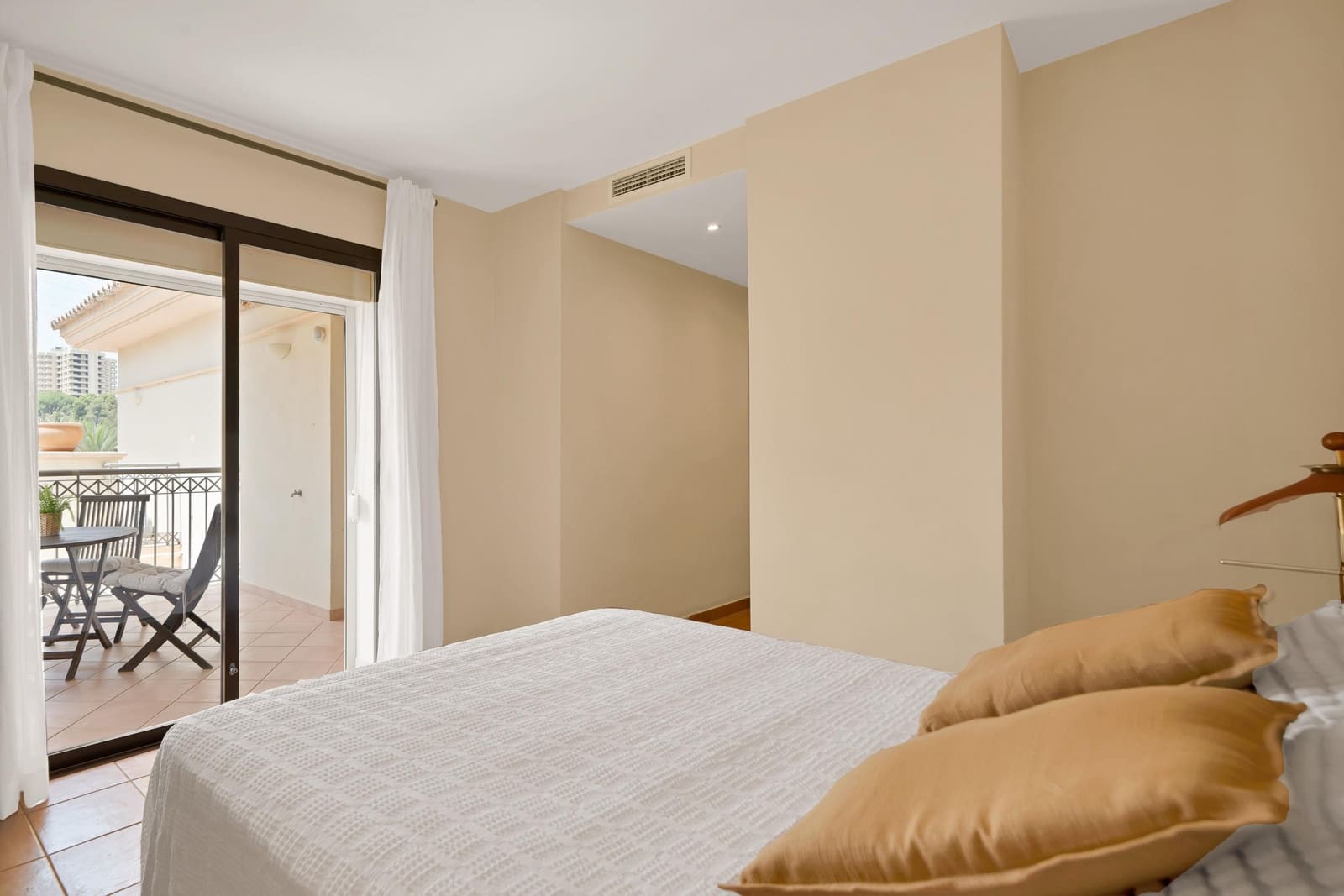 Appartement de 3 chambres à louer à Rio Real avec piscine garage - 2 000 € (Ref: 9998938)