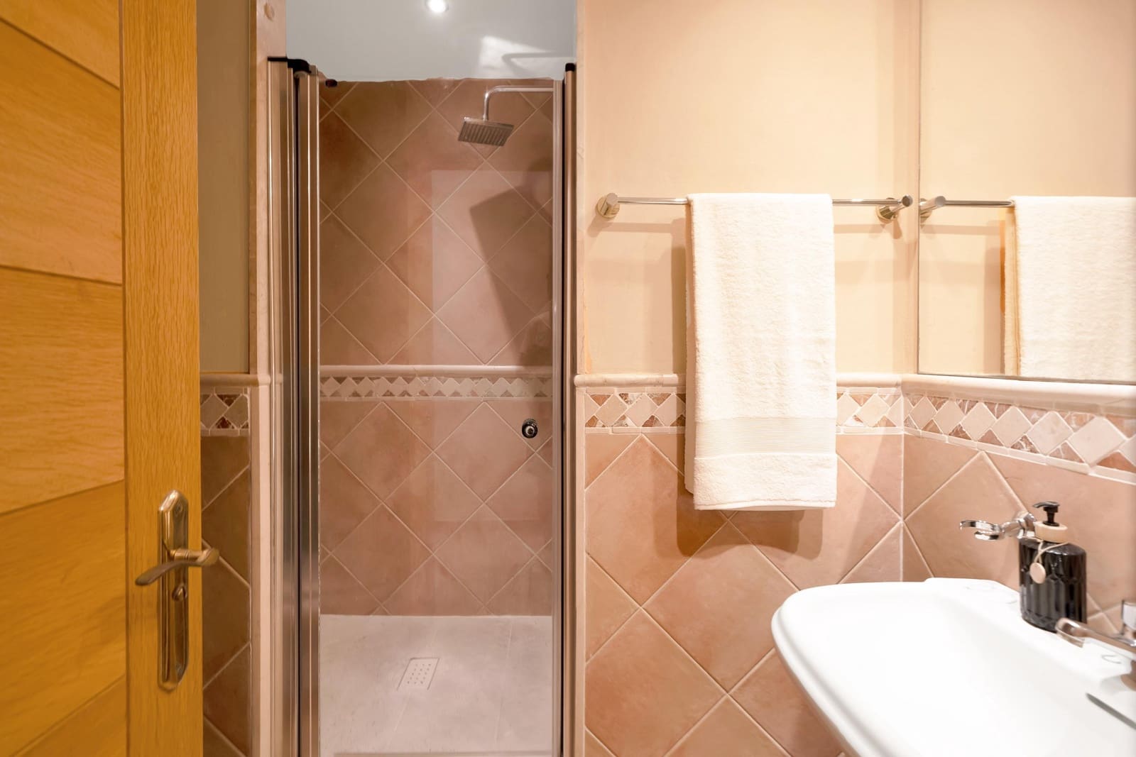 Appartement de 3 chambres à louer à Rio Real avec piscine garage - 2 000 € (Ref: 9998938)