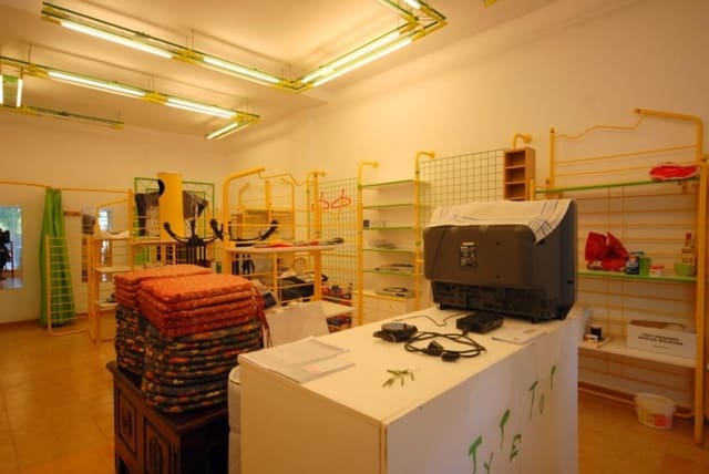 Kaupallinen myytävänä paikassa Santa Ponsa, Calvià - 130 000 € (Ref: 1717689)