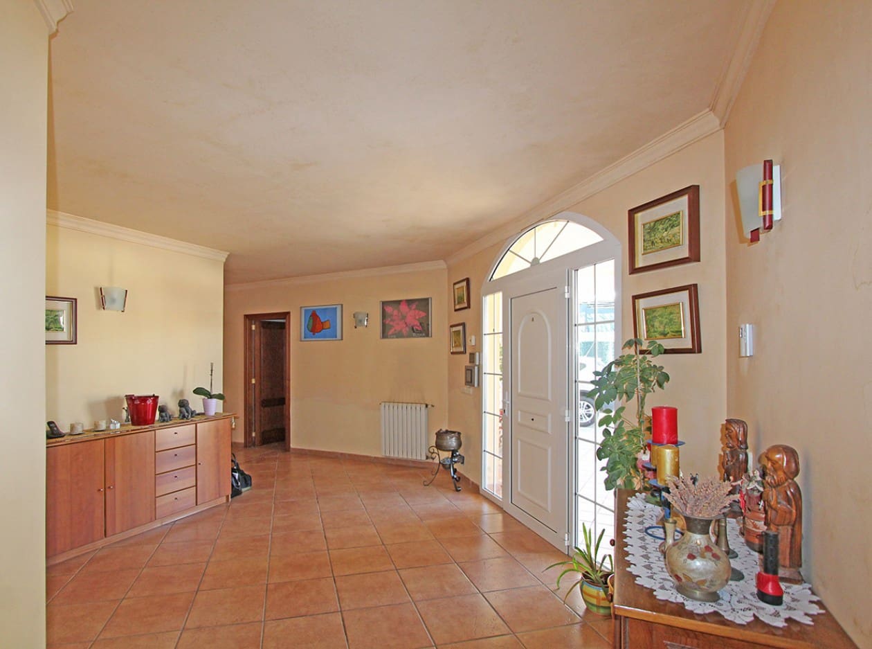 5 bedroom Villa for sale in Santa Ponsa - € 2,795,000 (Ref: 2214951)