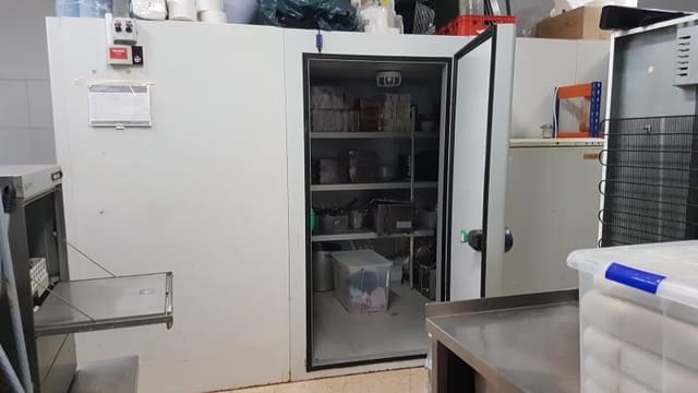 Kommersiell til salgs i Santa Ponsa, Calvià - € 240 000 (Ref: 3989499)