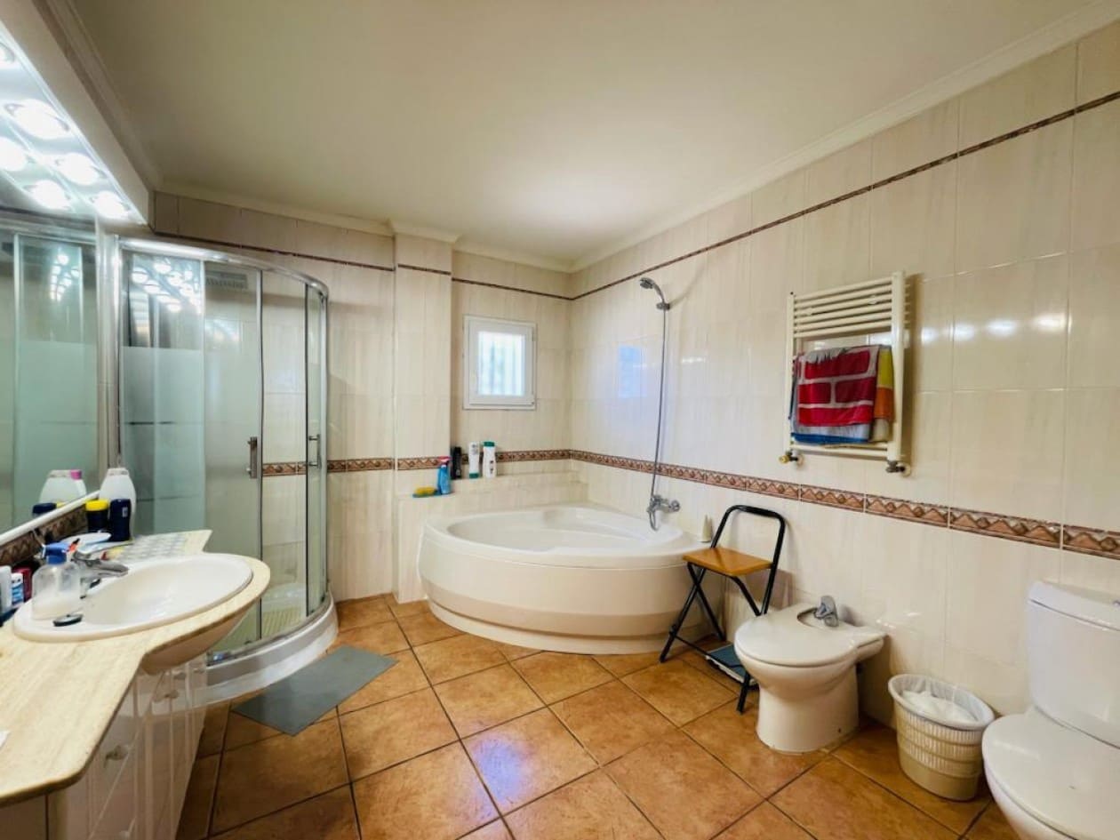 6 bedroom Villa for sale in Santa Ponsa - € 2,795,000 (Ref: 9618764)