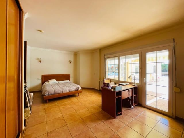 6 bedroom Villa for sale in Santa Ponsa, Calvià - € 2,795,000 (Ref: 9618764)