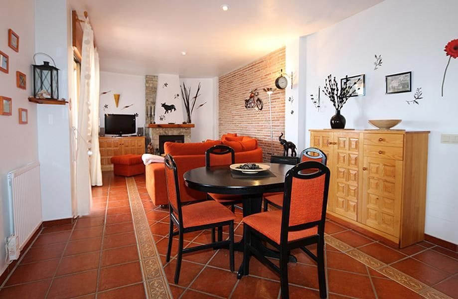 2 soveværelse Villa til salg i Cotobro med swimmingpool garage - € 485.000 (Ref: 8331865)