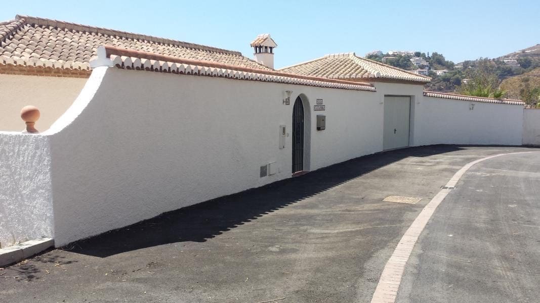 2 soveværelse Villa til salg i Cotobro med swimmingpool garage - € 485.000 (Ref: 8331865)