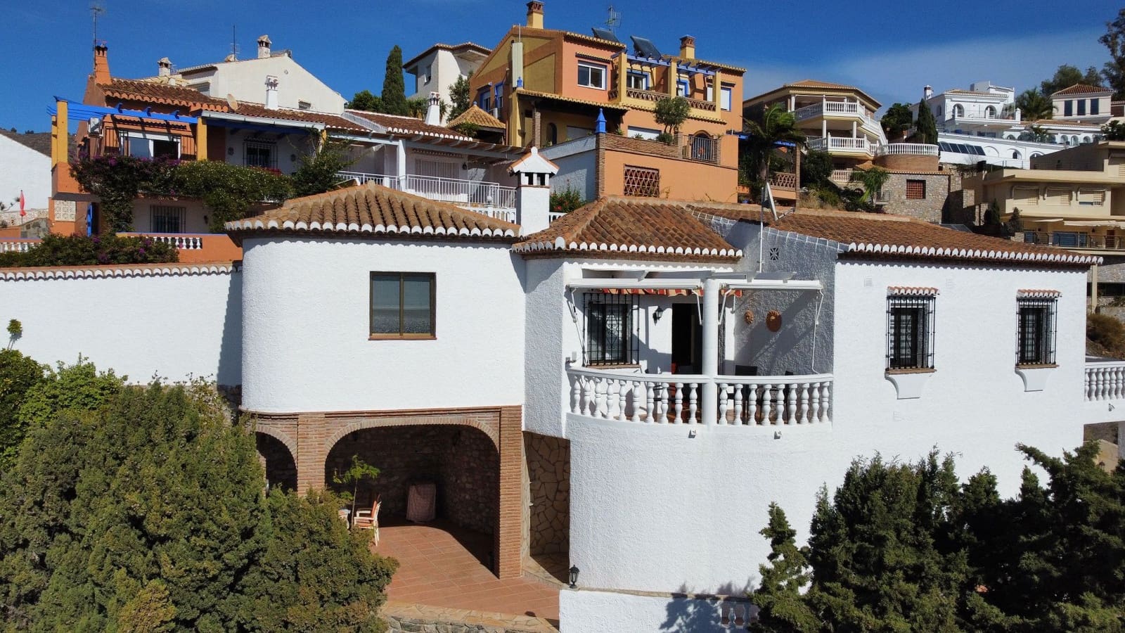 2 soveværelse Villa til salg i Cotobro med swimmingpool garage - € 485.000 (Ref: 8331865)