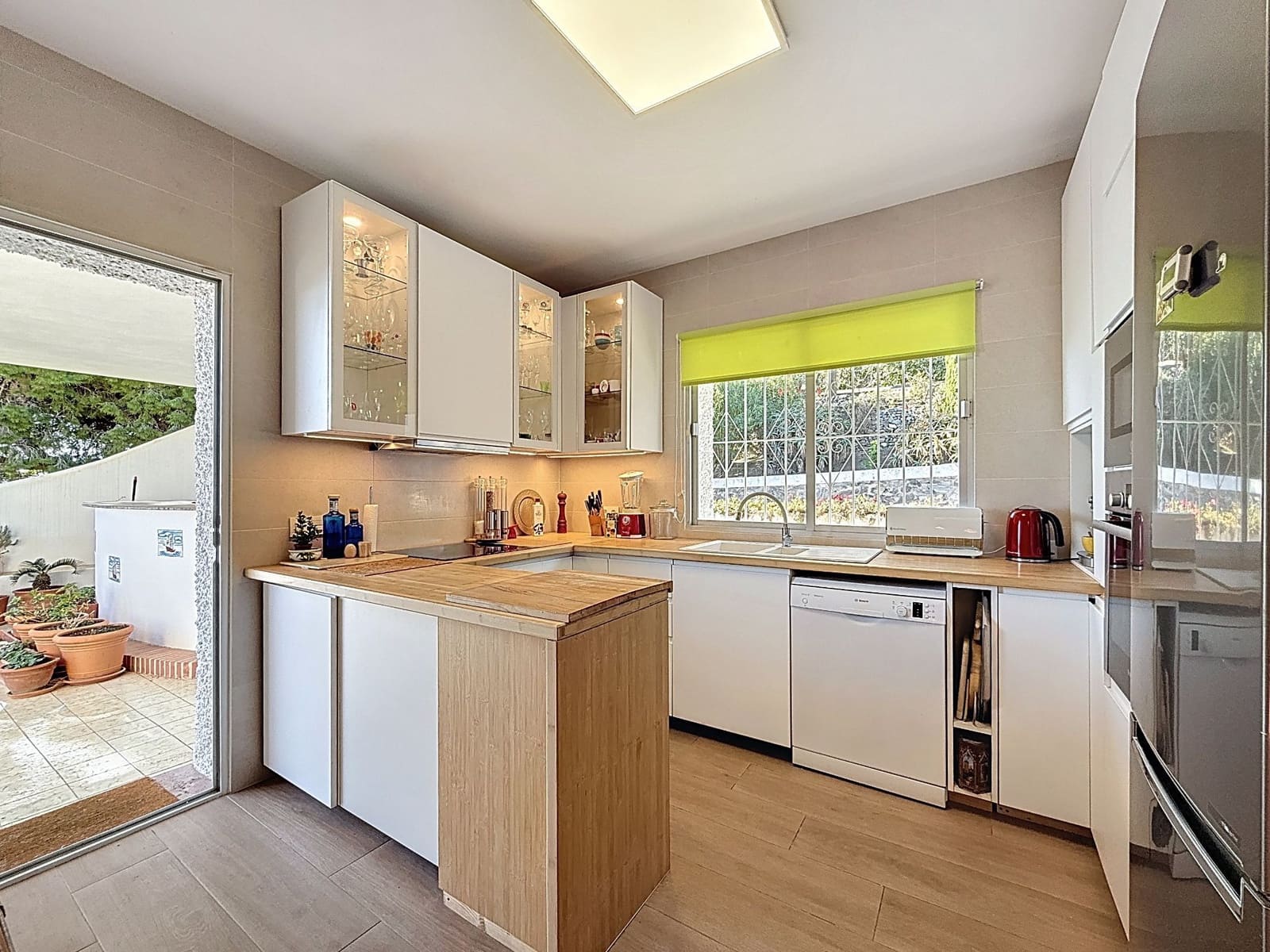 2 makuuhuone Huvila myytävänä paikassa Cotobro mukana 
autotalli - 570 000 € (Ref: 9461859)