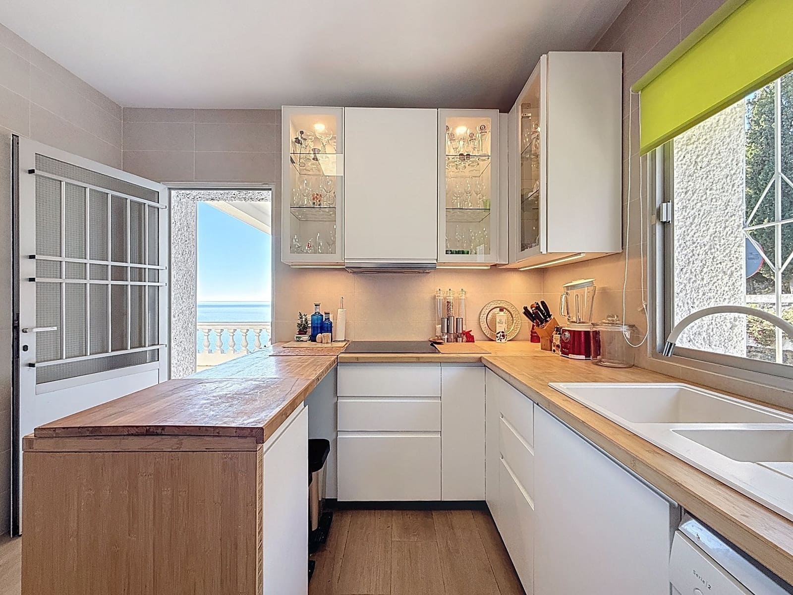 2 makuuhuone Huvila myytävänä paikassa Cotobro mukana 
autotalli - 570 000 € (Ref: 9461859)