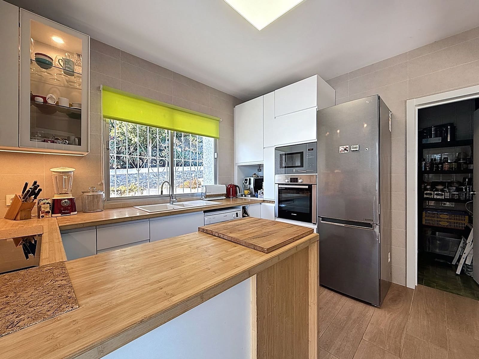 2 makuuhuone Huvila myytävänä paikassa Cotobro mukana 
autotalli - 570 000 € (Ref: 9461859)