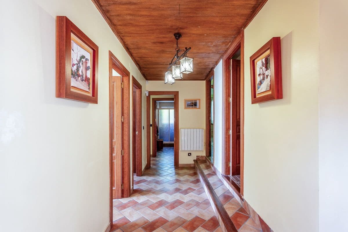 5 bedroom Villa for sale in Velilla with pool garage - € 950,000 (Ref: 9726537)