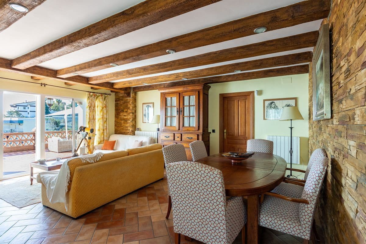 5 bedroom Villa for sale in Velilla with pool garage - € 950,000 (Ref: 9726537)